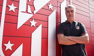 Víctor Afonso, entrenador del Atlético B, en la Ciudad Deportiva rojiblanca